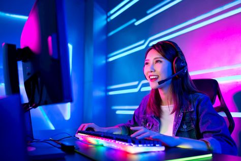 If you want to stay competitive online, you need to have fast enough internet. See how your internet speeds compare in this in-depth guide! Best Gaming Headset, Lighting Angles, Arcade Retro, Photo Session Ideas, Gamer Girls, Reference Pose, Tech Lifestyle, Play Slots, Technology Wallpaper