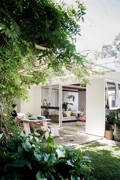 Artist Danielle Nash's mid-century home has a leafy central courtyard Australian Cottage, Cottage Renovation, Bright Kitchens, Street House, Australian Architecture, Casa Exterior, New Farm, Local Design, Mid Century House