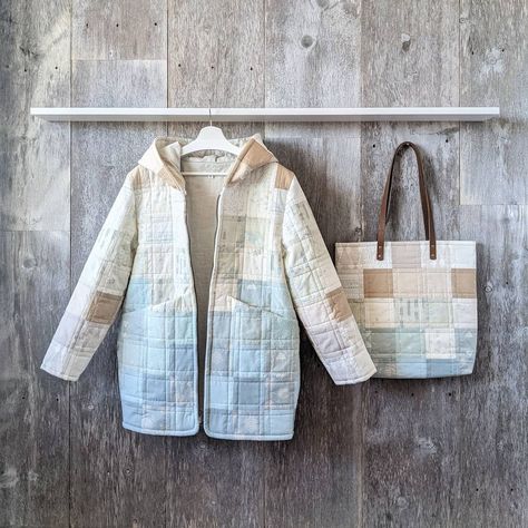 brittney | sew much fab on Instagram: “would it even count if i didn't make a matching tote? #bettertogether #patchworkquilts #ombrequilt #quiltsofinstagram #lovetosew…” Cardigan Coat Pattern, Quilt Coat Pattern, Quilting By Hand, Quilted Coat Pattern, Quilt Coats, Quilted Jacket Pattern, Quilted Coats, Quilted Clothing, Patchwork Clothes