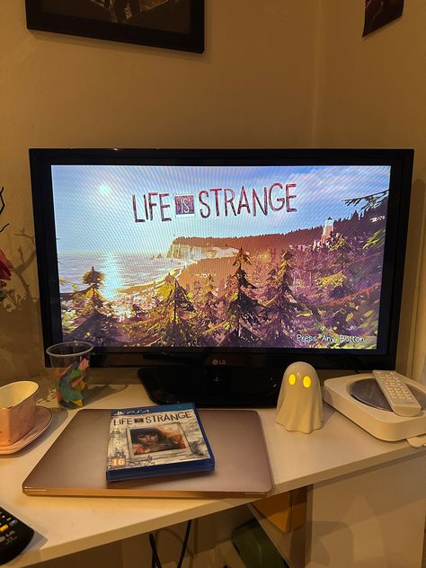 life is strange video game aesthetic set up desktop Video Game Nerd Aesthetic, Gamestop Aesthetic, Life Is Strange Game, Life Is Strange Aesthetic, Video Games Aesthetic, Video Game Aesthetic, Kate Marsh, Arcadia Bay, Amber Price