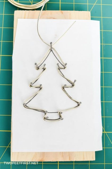 Wire Ornaments Diy, Wire Christmas Tree, Ornaments Diy Christmas, Wire Jig, Wire Ornaments, Wire Art Sculpture, Wire Jewelry Tutorial, Diy Ornaments, Christmas Kids