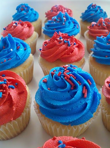 Spiderman Birthday Party Cupcakes, Spiderman Themed Cupcakes, Blue And Red Cupcakes, Red And Blue Birthday Cake, Spiderman Birthday Cupcakes, Cupcakes Birthday Boy, Spiderman Birthday Party Food Ideas, Spider Man Cupcakes Ideas, Spiderman Cupcakes Ideas