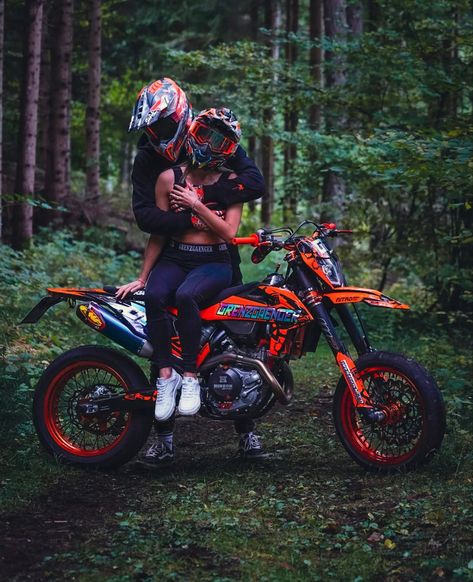 Dirt Bike Couple, Motocross Couple, Motorcycle Couple Pictures, Bike Couple, Cute Country Couples, Biker Couple, Motorcycle Couple, Motocross Love, Image Moto