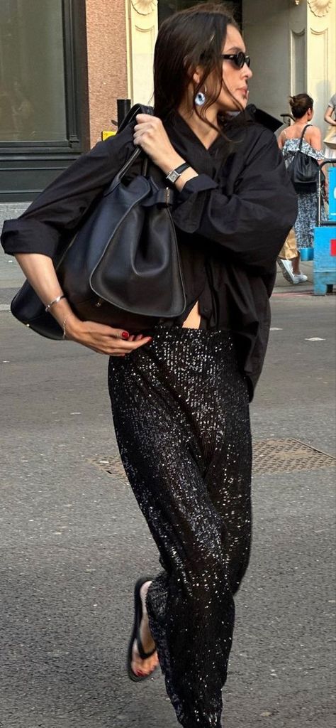 Sequin Pants Street Style, Chic Sequin Outfit, Concert Outfit 30s, Maxi Skirt Street Style 2023, Sequin Street Style, Holiday Street Style, Street Style Fashion Week 2023, Fall 2023 Street Style, Street Style Winter 2023