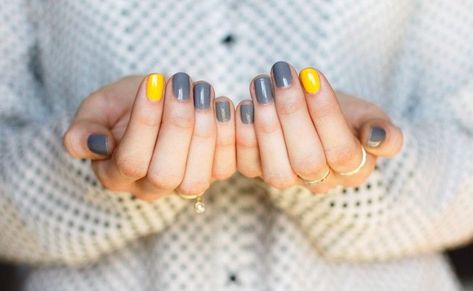 Groovy gray and yellow nails! Nails Grey, 2019 Nails, Yellow Nail Art, Yellow Nails Design, Nails Yellow, Gray Nails, Super Nails, Yellow Nails, Accent Nails