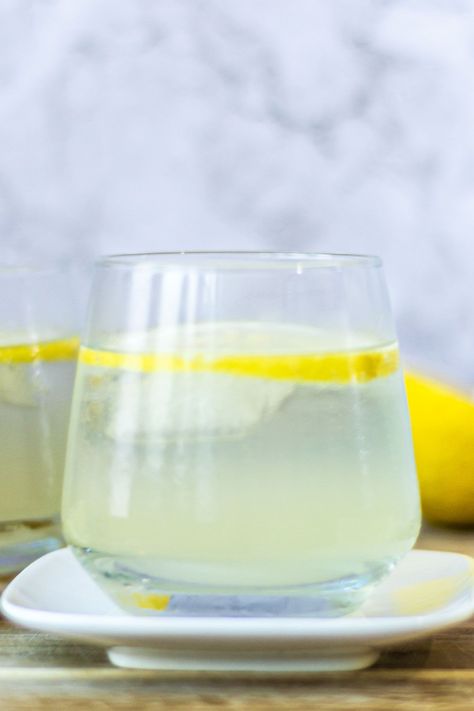 Big batch limoncello spritz. Limoncello Gin Cocktail, Limoncello Spritz, Cocktail Look, Making Limoncello, Homemade Limoncello, Light Drinks, Italian Liqueur, Easy Summer Cocktails, Spritz Recipe