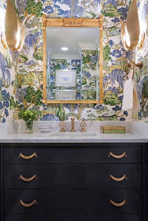 Hayes Barton Chinoiserie Cape - Form & Function Grandmillenial Style Bathrooms, Welcoming Wallpaper, Powder Room Elegant, Fun Powder Room Ideas, Chinoiserie Wallpaper Bathroom, Bold Powder Room, Colorful Powder Room, Chinoiserie Bathroom, Chinoiserie Kitchen