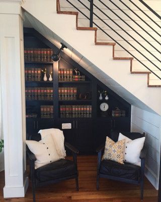 Fixer Upper's Magnolia House! Get a full tour on twopeasandtheirpod.com I love this reading nook under the stairs! Under Stairs Nook, Stair Nook, تحت الدرج, Magnolia House, Basement Guest Rooms, Under The Stairs, Reading Nooks, Understairs Storage, Stair Storage