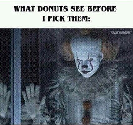 Thirty-Two Memes & Pics For Anyone Obsessed With Halloween - Memebase - Funny Memes Horror Movies Funny, Halloween Memes, It The Clown Movie, I'm A Loser, Funny Horror, Movie Memes, Horror Characters, Very Funny Pictures, Really Funny Pictures