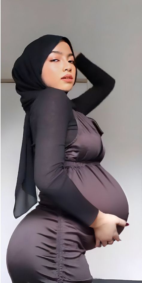 Mommy Oklin 🤤🥵 Pregnant Belly Huge, Girl Pregnant, Foto Cewek Hijab Aesthetic, Pregnant With A Girl, Hijab Teen, Pregnancy Belly Photos, Belly Photos, Pretty Pregnant, Hijab Trends