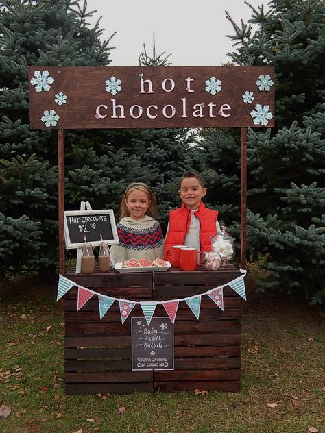 Hot Chocolate Stand Photoshoot, Hot Coco Pictures, Hot Chocolate Bar Photoshoot, Hot Chocolate Christmas Pictures, Hot Chocolate Party For Kids, Hot Chocolate Stand Photography, Hot Chocolate Stand Dramatic Play, Hot Chocolate Stand Ideas, Diy Hot Cocoa Stand