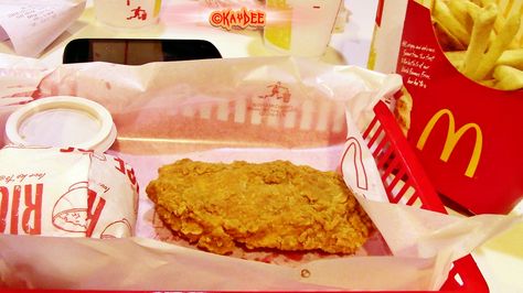 Mcdo Crispy Chicken Fillet with Fries ♥ Starter Dishes, Mcdonalds Chicken, Chicken Broth Recipes, Chicken Filet, Crispy Chicken Sandwiches, Chicken Fillet, Broth Recipes, Juicy Chicken, Chicken Sandwich