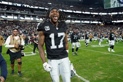 Raiders coach Pierce reveals game plan to get the ball to Davante Adams: 'I'm not stupid' | Daily Sports Check more at https://www.dailysports.press/football/raiders-coach-pierce-reveals-game-plan-to-get-the-ball-to-davante-adams-im-not-stupid-daily-sports/ Football Raiders, Raiders Win, Garrett Wilson, Davante Adams, The Locker Room, The Jets, Locker Room, All Smiles, Lockers