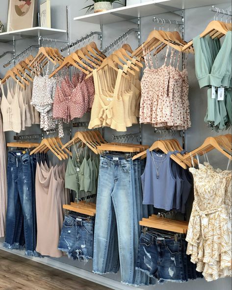 Boutique display Boutique Displays Clothing, Women Shop Interior Design, Clothing Shop Ideas Boutiques, Display Clothing Ideas, Boutique Display Wall, Cloth Display Rack, Boutique Launch Ideas, Clothes Magazine Design, Beautiful Boutique Design