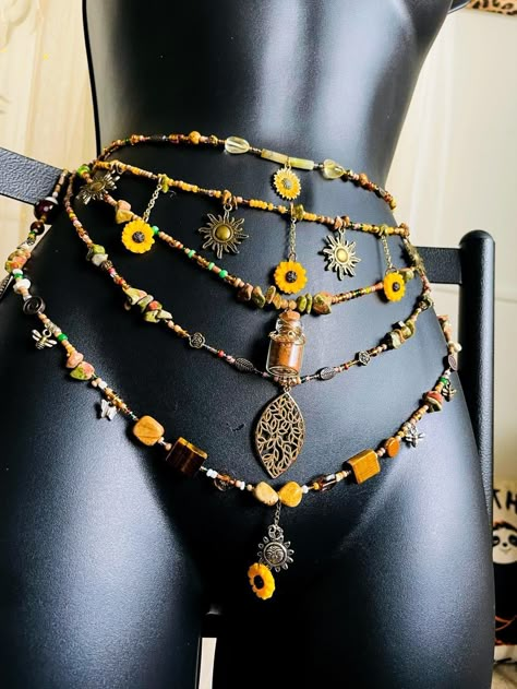 Moon Jewelry Aesthetic, Dope Jewelry Accessories, Waist Jewelry, Estilo Hippy, Mode Hippie, Diy Kostüm, Earthy Jewelry, Earthy Outfits, Belly Jewelry