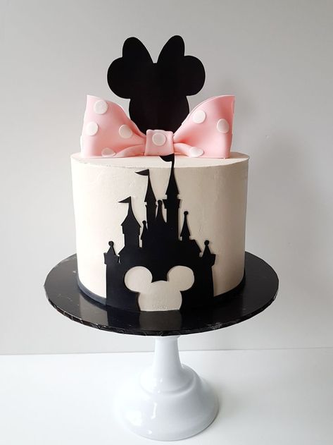 Minnie Mouse Castle Cake, Disney Castle Cake Ideas, Disney World Cake, Disney Castle Cake, Pool Party Cake, Mickey Birthday Cakes, Football Themed Cakes, Pool Party Cakes, Bolo Minnie