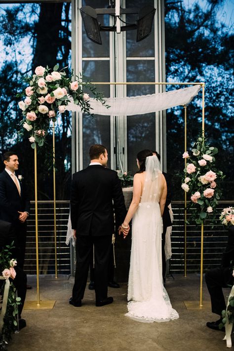 Simple Wedding Chuppah, Modern Chuppah Ideas, Simple Huppah, Boho Chuppah, Chuppah Ideas Indoor, Winter Wedding Chuppah, Minimalist Chuppah, Simple Chuppah, Modern Chuppah