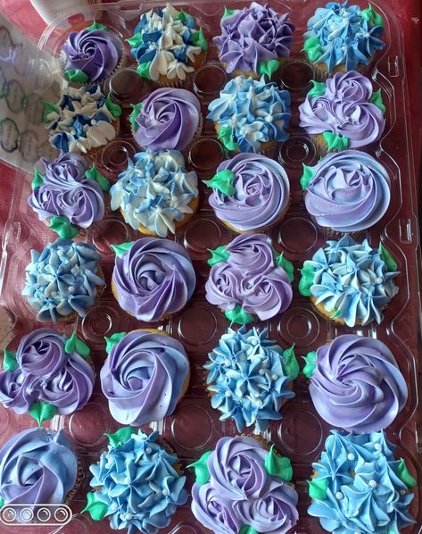 Purple And Blue Cupcakes, Purple Wedding Cupcakes, Teal Cupcakes, Green Graduation Party, Orchid Cake, Blue Purple Wedding, Purple And Green Wedding, Purple Cupcakes, Green Wedding Cake