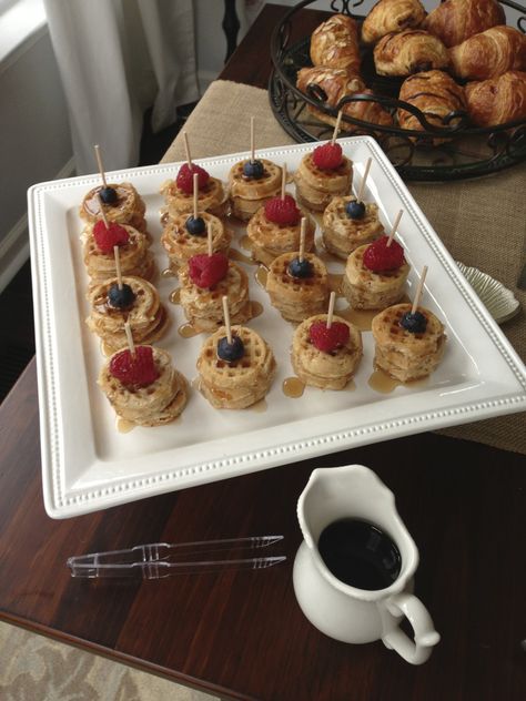 Wendy's Darling Waffles: Frozen mini waffles and berries with syrup, a beautiful breakfast platter done in ten min! Mini Waffles Brunch, Mini Waffle Bar, Charcuterie Tables, Breakfast Platters, Bridal Brunch Food, Post Wedding Brunch, Wedding Shower Brunch, Mini Waffles, Dessert Waffles