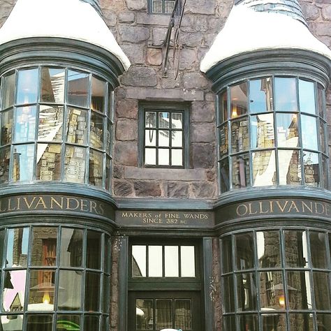 Olivanders wand shop, Universal studios hollywood. Olivanders Wand Shop Aesthetic, Harry Potter Olivander Shop, Olivanders Aesthetic, Olivanders Wand Shop, Booknook Ideas, Hp Visuals, Cedric Diggory Aesthetic, Harry Potter Library, Harry Potter 2001