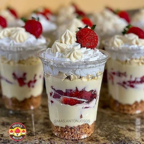 Recetas con fresas, recetas fáciles Cheesecake Trifle, Cookies Healthy, Creme Dessert, Trifle Desserts, Dessert In A Jar, Trifle Recipe, Easy Summer Desserts, Small Desserts, Strawberry Cheesecake