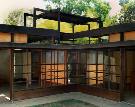 Schindler House on Kings Road in Los Angeles | Built in 1922 by Rudolf Schindler Rudolph Schindler, Schindler House, House California, California Architecture, Mid Century Exterior, Modern Architects, Mid Century Architecture, Exterior Details, Cozy Style