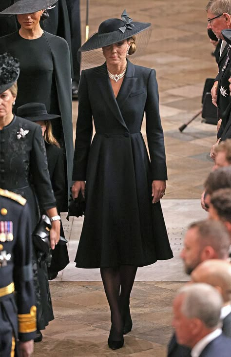 Kate Middleton Style Formal, Queen Elizabeth Dress, Queen Elizabeth Style, Kate Middleton Style Dresses, Ratu Elizabeth, Kate Middleton Queen, Kate Middleton Style Outfits, Düşes Kate, Princesse Kate Middleton