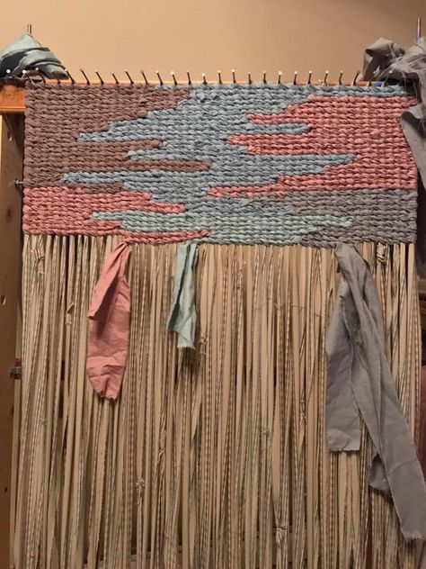 Diy Weaving Loom, Rug Weaving Loom, Come Intrecciare, Rag Rug Diy, Braided Rag Rugs, Loom Projects, Weaving Loom Diy, Rug Loom, Weaving Loom Projects