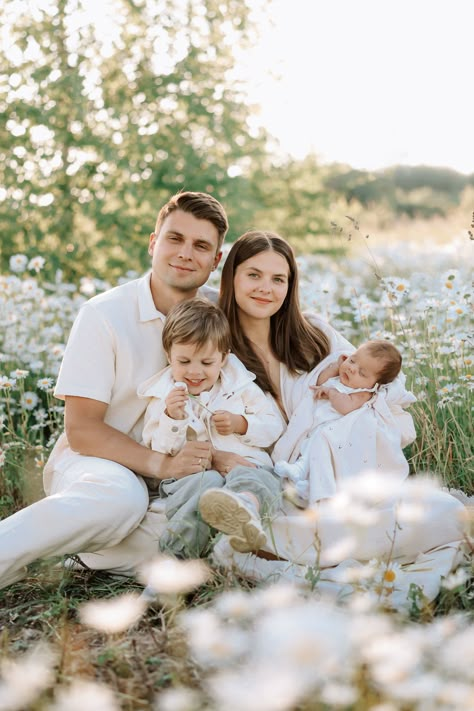 Family Nature Photoshoot, Photoshoot In Nature, Family Session Poses, Tulips Images, Spring Family Pictures, Picnic Inspo, Nature Field, Fam Photos, Family Studio Photography