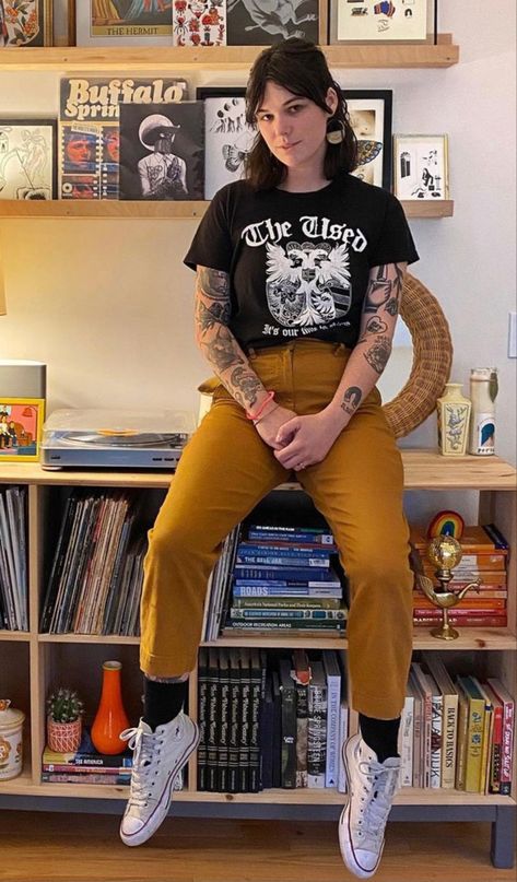 Hipster Office Outfit, Quirky Librarian Fashion, Indie Work Outfit, Gay Fashion Women, Queer Outfits Women, Artist Outfit Style, Librarian Clothes, Queer Fashion Women, Queer Outfits