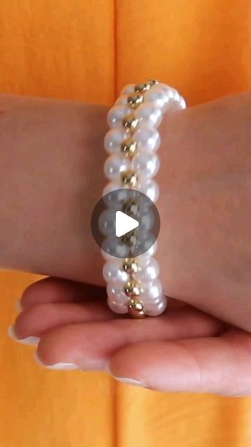 How To Do Bracelets With Beads, Bead Tutorials Step By Step, Bracelet Patterns Beads Easy, How To Make Crystal Bracelets, Easy Beaded Bracelets Patterns, Beaded Jewelry Videos, Seed Bead Patterns Free Bracelets Handmade Jewelry, Pearl Bead Bracelet Ideas, Crocheting With Beads