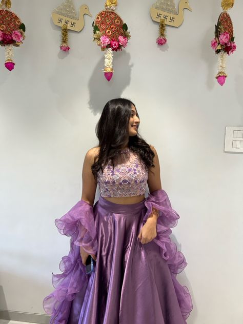 Lehenga With Collar Blouse, Poses In Western Gown, Choli For Marriage Function, Photo Poses For Traditional Wear, Organza Lehenga For Women, Purple Banarasi Lehenga, Photo Poses With Lehenga, Purple Colour Dress Design, Satin Lehenga Designs