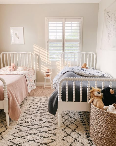 Crate and Kids on Instagram: “The Jenny Lind bed with whimsical wood turnings are the perfect option for a shared room. 🛏️🛏️ This shared boy & girl sibs room via…” Jenny Lind Twin Bed, Twin Beds For Boys, Gray Twin Bed, Girls Dream Bedroom, Jenny Lind Bed, Boy And Girl Shared Bedroom, Small Guest Rooms, Kids Shared Bedroom, Shared Girls Bedroom