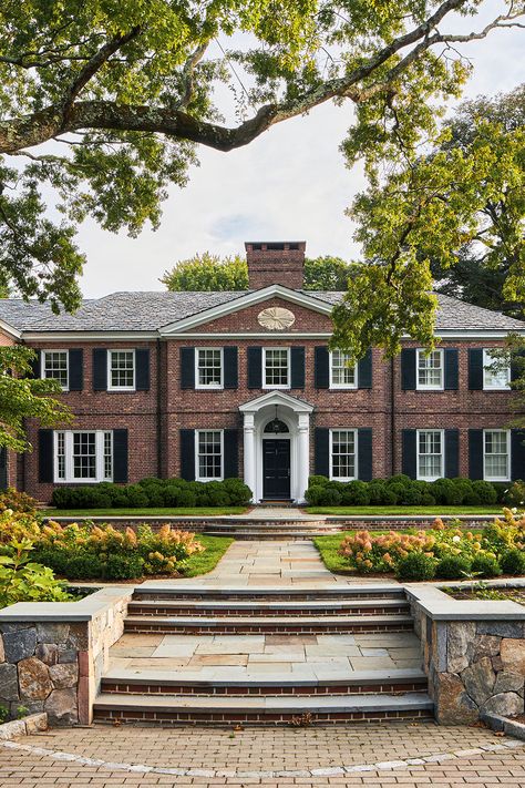 Southern hospitality meets East Coast style in a venerable Greenwich home. Georgian Brick House, Backyard Garden Landscaping, Traditional Brick Home, Minimalist Living Room Furniture, Garden Landscaping Ideas, Patio Design Ideas, East Coast Style, Modern Patio Design, Southern Traditional