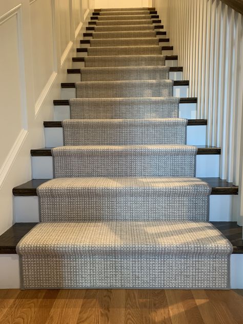 Rug Runner Stairs, Staircase Painting, Entry Hallway Ideas, Runner Stairs, Slippery Stairs, Cottage Stairs, Wool Stair Runner, Stair Runner Installation, Luxury Stairs