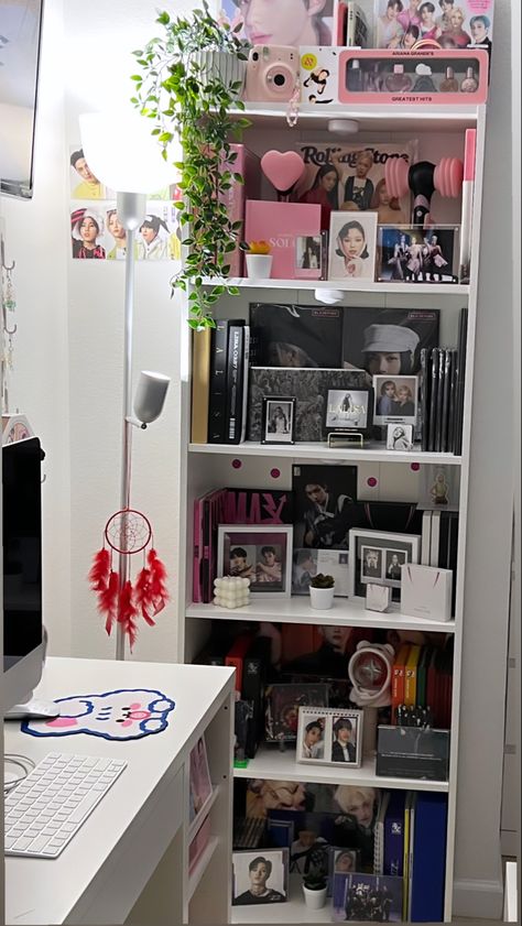 Blackpink Room Ideas, Blackpink Shelf, Straykids Room Decor, Kpop Bookshelf, Kpop Collection Aesthetic, Albums Shelf, Kpop Rooms, Kpop Albums Shelf, Kpop Template