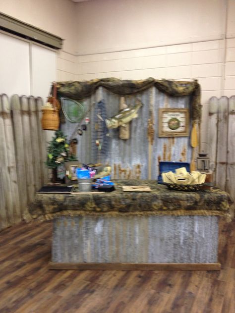 This blog post has tons of great ideas for tractor table decorations and activities. Description from pinterest.com. I searched for this on bing.com/images Fishing Grooms Table, Hunting Themed Bedroom, Fishing Wedding Cakes, Grooms Cake Tables, Hunting Home Decor, Fishing Themed Wedding, Pallet Backdrop, Rustic Groom, Grooms Table