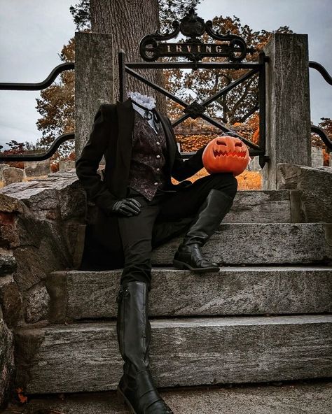 Took My Headless Horseman Cosplay To Visit Washington Irving In Sleepy Hollow Sleepy Hollow Halloween, Headless Horseman Halloween, The Legend Of Sleepy Hollow, Halloween Outside, Creepy Halloween Decorations, Headless Horseman, Scary Halloween Decorations, Halloween Porch, Halloween Yard