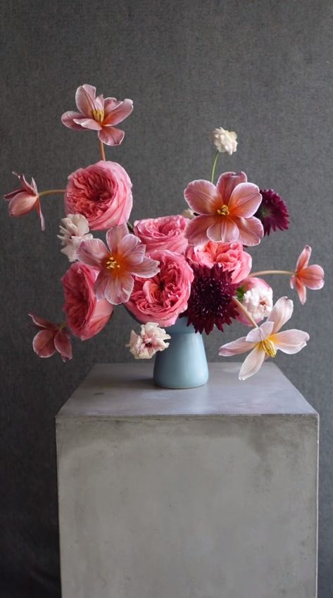 Cempasuchil Flower Arrangement, Bright Pink Flower Arrangements, Festive Floral Arrangements, Horizontal Floral Arrangements, Asymmetrical Floral Arrangements, Horizontal Flower Arrangement, Flower Arrangements Roses, Flower Arrangements In Vase, Bowl Flower Arrangement