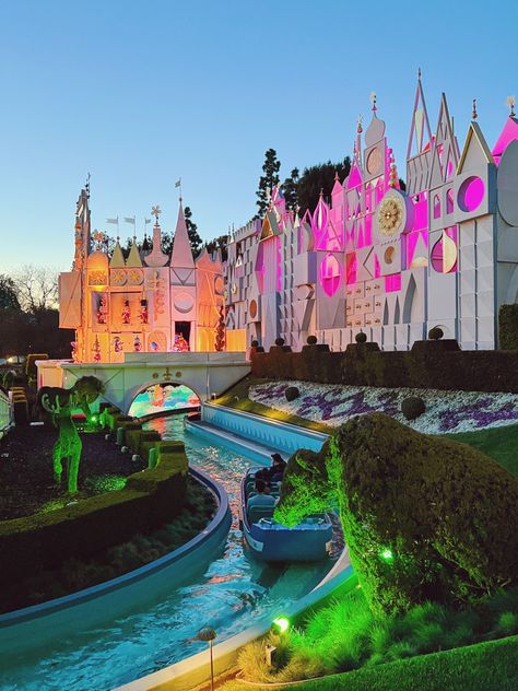 Fantasy Land Disneyland, Disneyland Trip Aesthetic, Disneyland Aesthetic California, Disneyland California Aesthetic, Disney Parks Aesthetic, Disneyland California Rides, Retro Disney World, Adventureland Disneyland, Fantasyland Disneyland