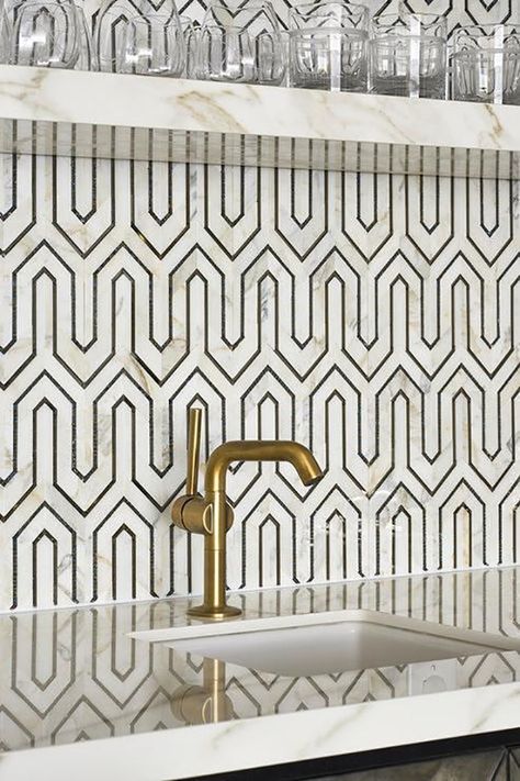 Geometric Backsplash, Gold Faucet, Pattern Interior, Marble Shelf, Kitchen Design Color, Kitchen Backsplash Designs, Classic Kitchen, Tile Inspiration, Kitchen Marble