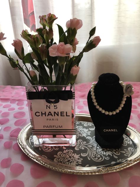 Chanel themed baby shower Coco Chanel Centerpieces For Party, Chanel Baby Shower Theme, Chanel Theme Party, Chanel Birthday Party Decoration, Chanel Baby Shower, Chanel Birthday Party, Chanel Birthday, Paris Cakes, Paris Birthday Parties