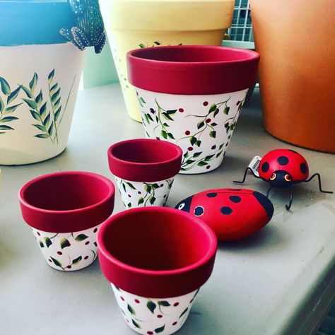 Paint Garden Pots, Painting Pots, Mini Plant Pots, Plant Pot Design, Pot Art, Flower Pot Art, Pot Painting, Flower Pot Design, Painted Pots Diy