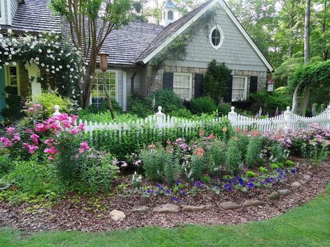 Trees For Front Yard, Picket Fences, Hgtv Garden, Cottage Garden Design, Front Yard Fence, White Picket Fence, Fence Landscaping, Fence Ideas, Backyard Garden Design