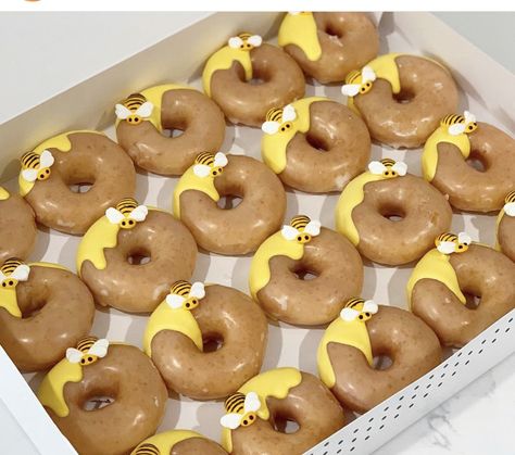 Spring Baby Shower Ideas, Donut Decorating Ideas, Honey Bee Baby Shower, Mini Torte, Bee Birthday Party, Baby Shower Theme Decorations, Bee Baby Shower Theme, Disney Baby Shower, Bumble Bee Baby Shower