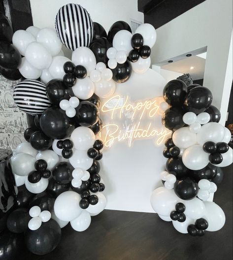 23 Birthday Backdrop Ideas, Black And White Backdrop With Balloons, Black N White Birthday Party Ideas, Black And White Birthday Backdrop, Black And White Balloon Backdrop, Black And White Party Backdrop, Black White Themed Party, White And Black Birthday Decor, Silver Black And White Party Decorations