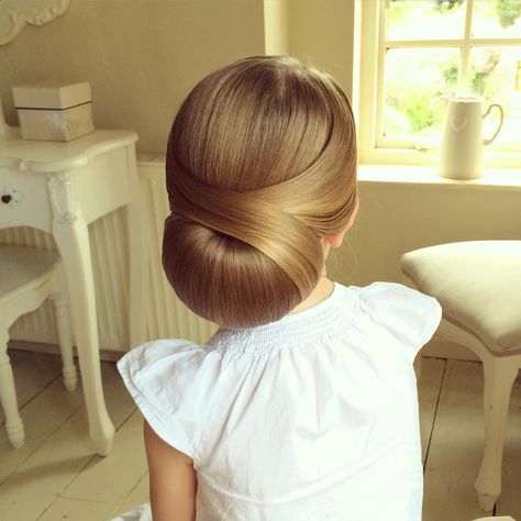 Chingon Hair, Tutorial Chignon, Sweethearts Hair Design, Sweethearts Hair, Donut Bun Hairstyles, Wedding Ponytail, Low Chignon, Super Hair, Flower Girl Hairstyles