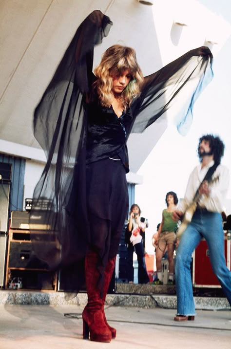 Stevie Nicks and Lindsey Buckingham. 1976. Harry Clarke, Stevie Nicks Style, Nina Hagen, Stevie Nicks Fleetwood Mac, Patti Smith, Debbie Harry, I'm With The Band, Witchy Woman, Fleetwood Mac