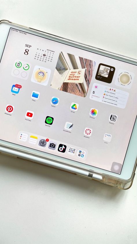 Ipad Homescreen Ideas Aesthetic Study, Ipad Wallapers Aesthetics, Ipad Set Up Aesthetic, I Pad Layout Ideas, Ipad Inspo Homescreen Aesthetic, Ipad Aesthetic Layout, Ipad Setup Aesthetic, Aesthetic Ipad Setup, Aesthetic Ipad Homescreen Layout