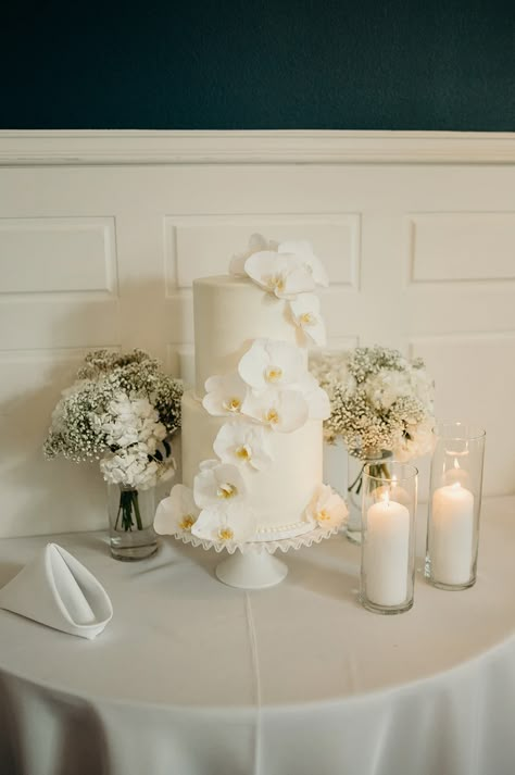 Orchid Decoration Wedding, White Orchid Wedding Decor, Orchid Wedding Flowers, Wedding Cake Table Ideas, Bridal Vibes, Orchid Wedding Cake, Orchid Cake, Wedding Extras, Sweetheart Table Wedding